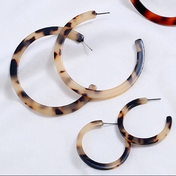 The Josephine Large Blonde Tortoise Hoop Earrings - Picture 5 of 6